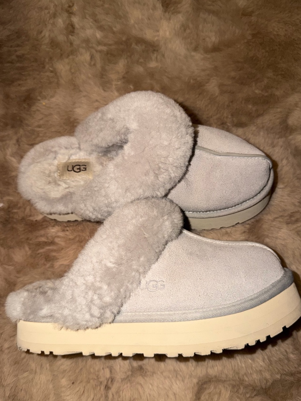 UGG Women’s Light Gray Suede Shearling Slip-On Clog - Picture 2 of 4